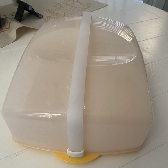 Tupperware Cake/Cupcake tote with cover and handle - Picture 1 of 4